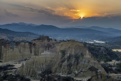 云南楚雄元谋浪巴铺土林白昼风光