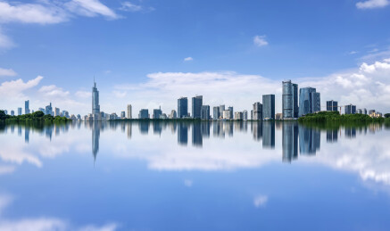南京玄武湖城市天际线倒映