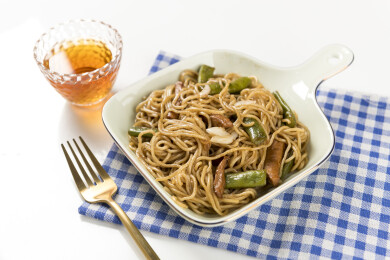 一盘豆角焖面摆放在桌面上特写