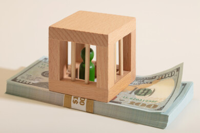 微缩创意防金融诈骗美金上的牢笼