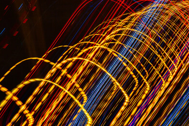 抽象曲线构图的彩色光线延时轨迹摄影