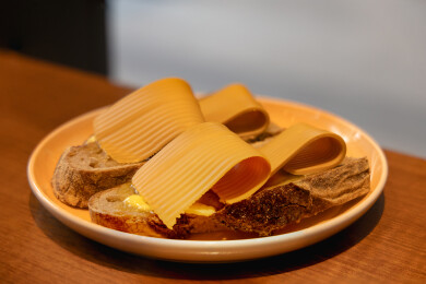 山羊奶酪吐司，棕芝士片烤吐司