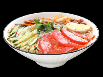 黑色背景上的一碗东北冷面朝鲜冷面的特写