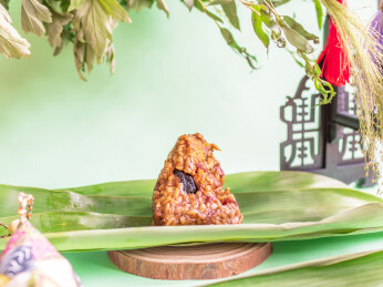 绿色背景燕麦米蛋黄粽