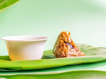 绿色背景燕麦米蛋黄粽