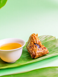 绿色背景燕麦米蛋黄粽