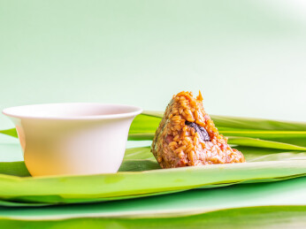 绿色背景燕麦米蛋黄粽