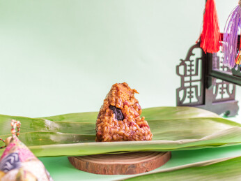 绿色背景燕麦米蛋黄粽