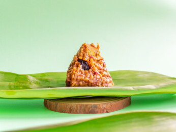 绿色背景燕麦米蛋黄粽