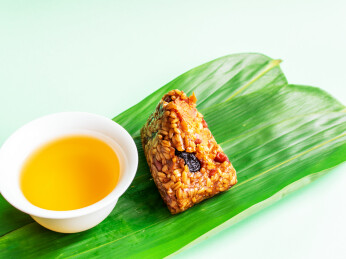 绿色背景燕麦米蛋黄粽