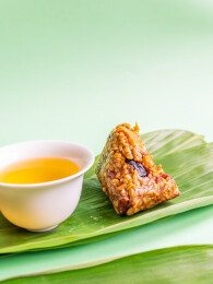 绿色背景燕麦米蛋黄粽