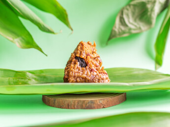 绿色背景燕麦米蛋黄粽