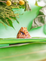 绿色背景燕麦米蛋黄粽