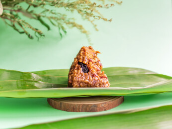 绿色背景燕麦米蛋黄粽