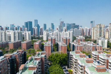 深圳南山前海城市天际线下的住宅区