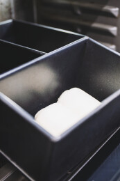 面包模具中的面团