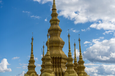 蓝天白云下的景迈山大金塔