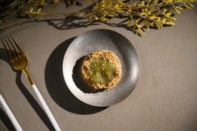 桌面上的盘子里的美味可口的绿茶饼