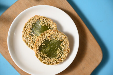 桌面上的盘子里的美味可口的绿茶饼