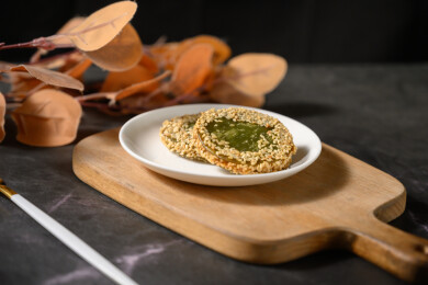 桌面上的盘子里的美味可口的绿茶饼