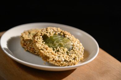 桌面上的盘子里的美味可口的绿茶饼