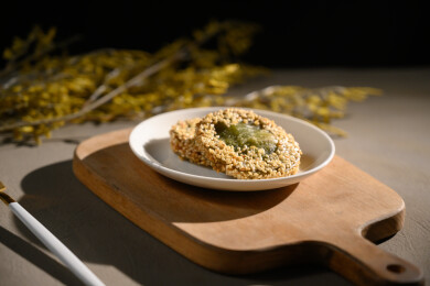 桌面上的盘子里的美味可口的绿茶饼