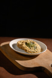 桌面上的盘子里的美味可口的绿茶饼