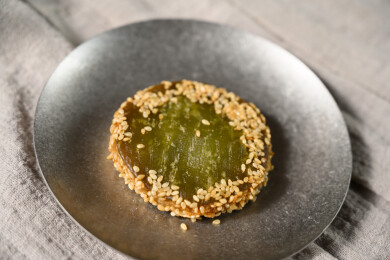 桌面上的盘子里的美味可口的绿茶饼