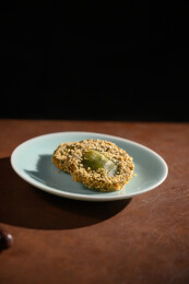 桌面上的盘子里的美味可口的绿茶饼