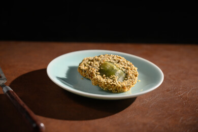 桌面上的盘子里的美味可口的绿茶饼