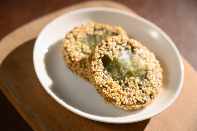 桌面上的盘子里的美味可口的绿茶饼