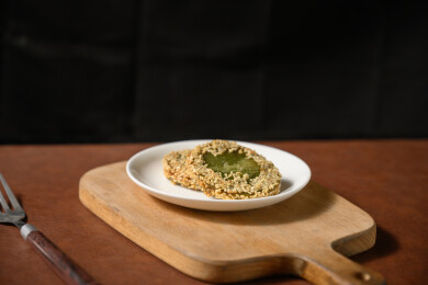 桌面上的盘子里的美味可口的绿茶饼