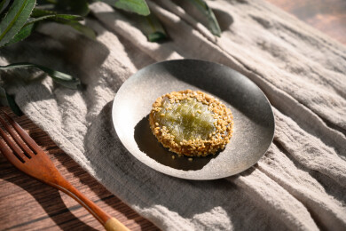 桌面上的盘子里的美味可口的绿茶饼