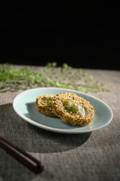 桌面上的盘子里的美味可口的绿茶饼