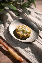 桌面上的盘子里的美味可口的绿茶饼