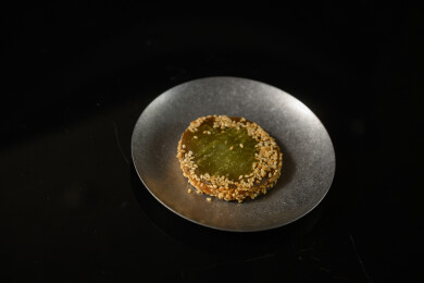 桌面上的盘子里的美味可口的绿茶饼