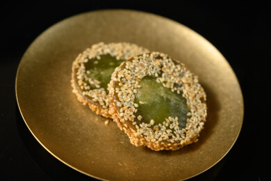 桌面上的盘子里的美味可口的绿茶饼