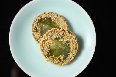 桌面上的盘子里的美味可口的绿茶饼