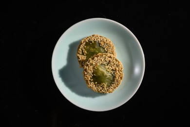 桌面上的盘子里的美味可口的绿茶饼