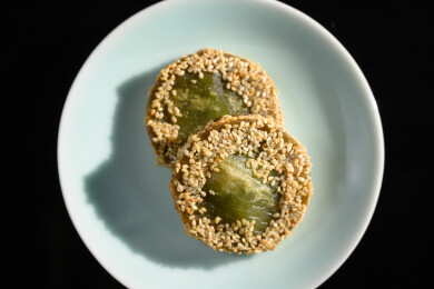 桌面上的盘子里的美味可口的绿茶饼