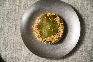 桌面上的盘子里的美味可口的绿茶饼