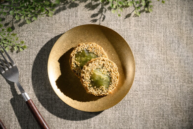 桌面上的盘子里的美味可口的绿茶饼