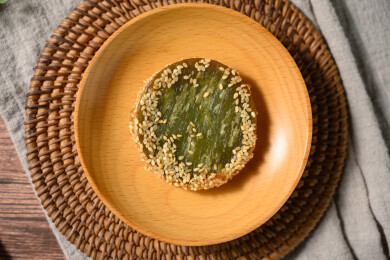 桌面上的盘子里的美味可口的绿茶饼