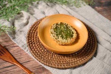 桌面上的盘子里的美味可口的绿茶饼