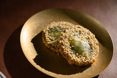 桌面上的盘子里的美味可口的绿茶饼