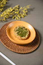 桌面上的盘子里的美味可口的绿茶饼