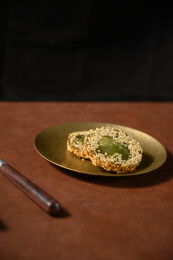 桌面上的盘子里的美味可口的绿茶饼