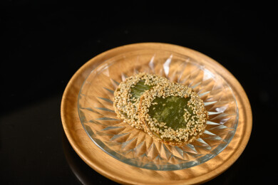 桌面上的盘子里的美味可口的绿茶饼