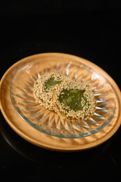 桌面上的盘子里的美味可口的绿茶饼