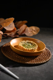 桌面上的盘子里的美味可口的绿茶饼